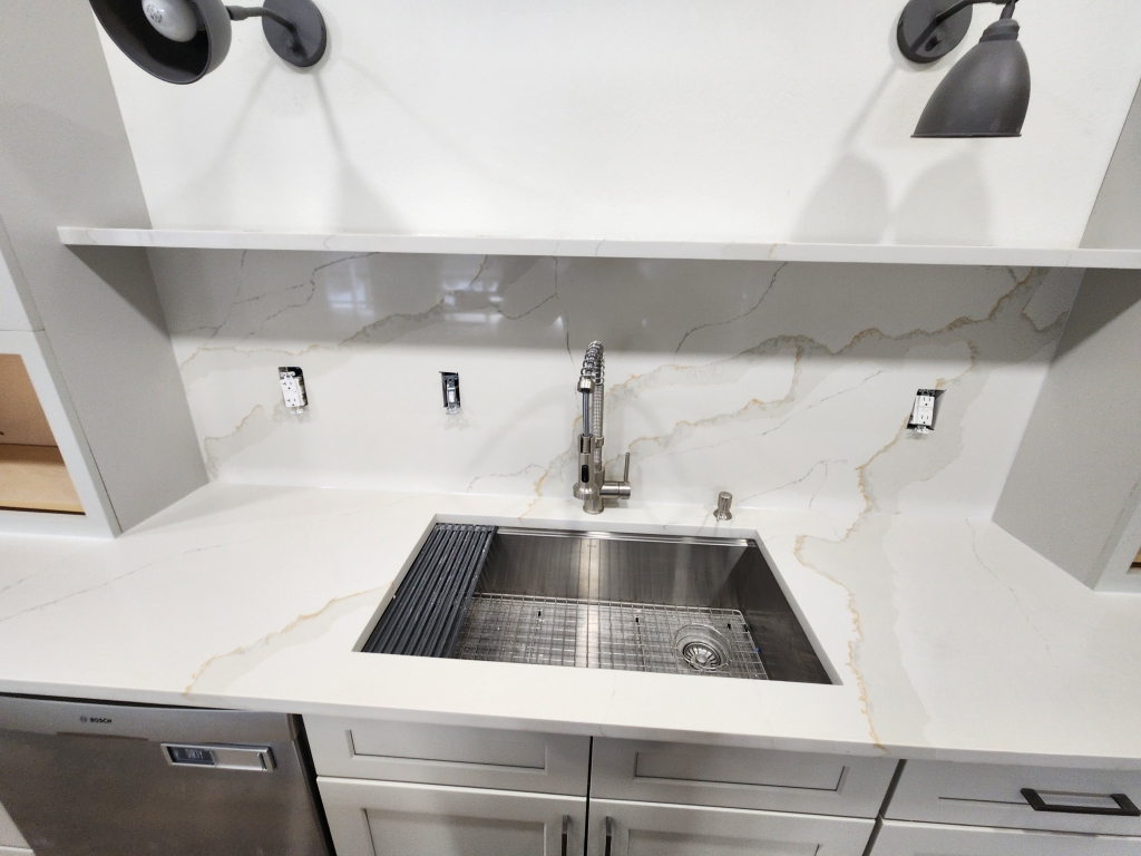 Modern kitchen with Calacatta Storm Gold quartz countertops and a full-height backsplash in East Tennessee.